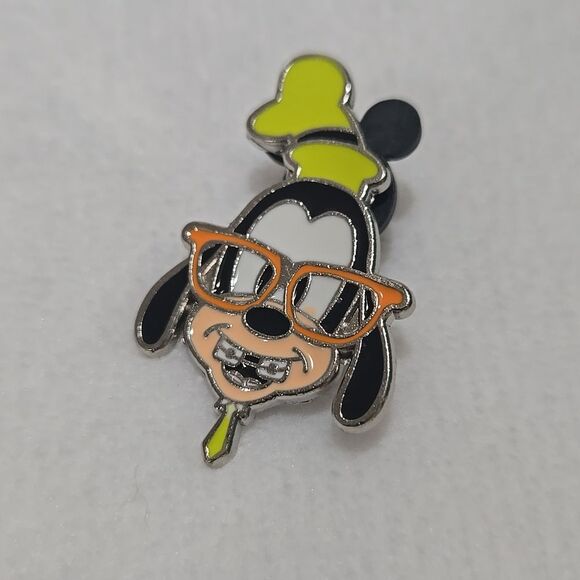 Disney Goofy Pin - Picture 2 of 4